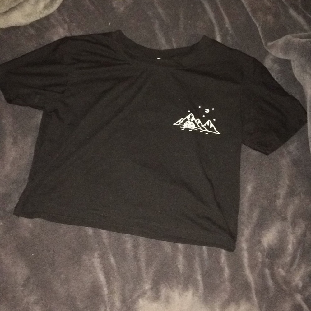 🖤 black mountain crop top🖤
